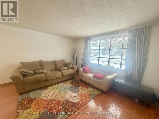 Photo du bâtiment - 156 Paperbirch Crescent