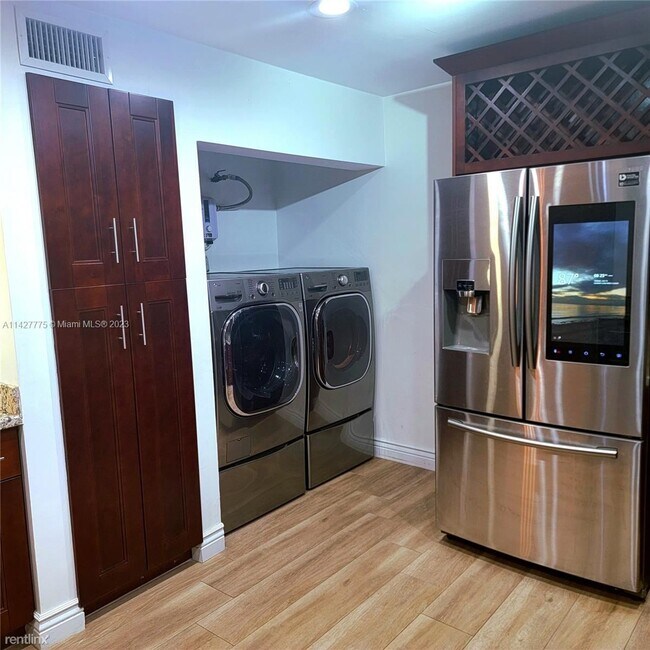 Building Photo - 3 br, 2.5 bath House - 6745 NW 169th St # 10F