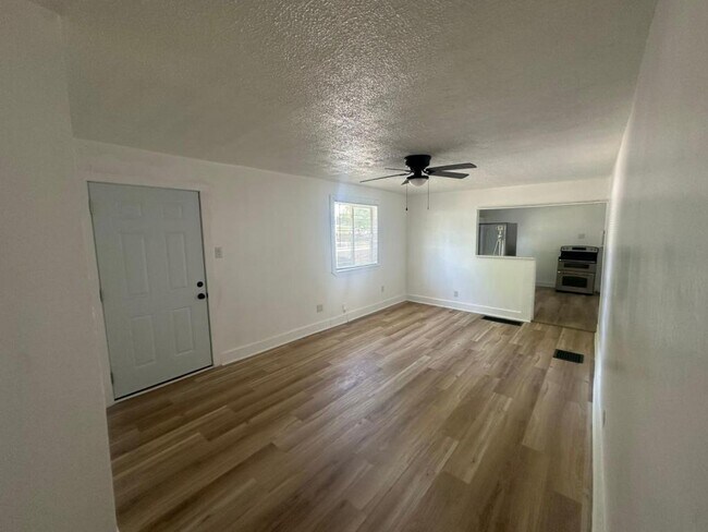 Building Photo - 3006 S Hackley St
