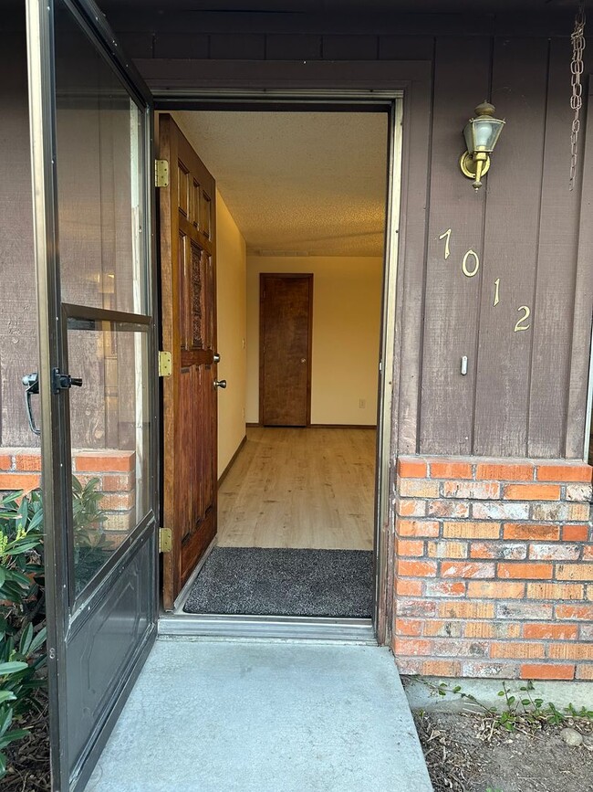 Foto del edificio - Centrally Located  2 Bedroom 1 Bathroom Du...