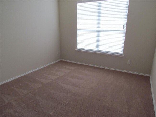 Building Photo - 9217 Blackstone Dr