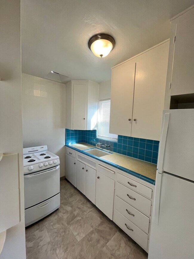 Foto del edificio - AVAILABLE JUNE! LIGHT AND BRIGHT STUDIO ON MISSION BLVD W/ PARKING! MISSION BEACH - $1,895/mo!
