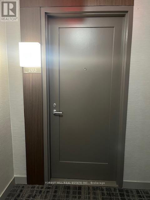 Building Photo - 310 Tweedsmuir Ave