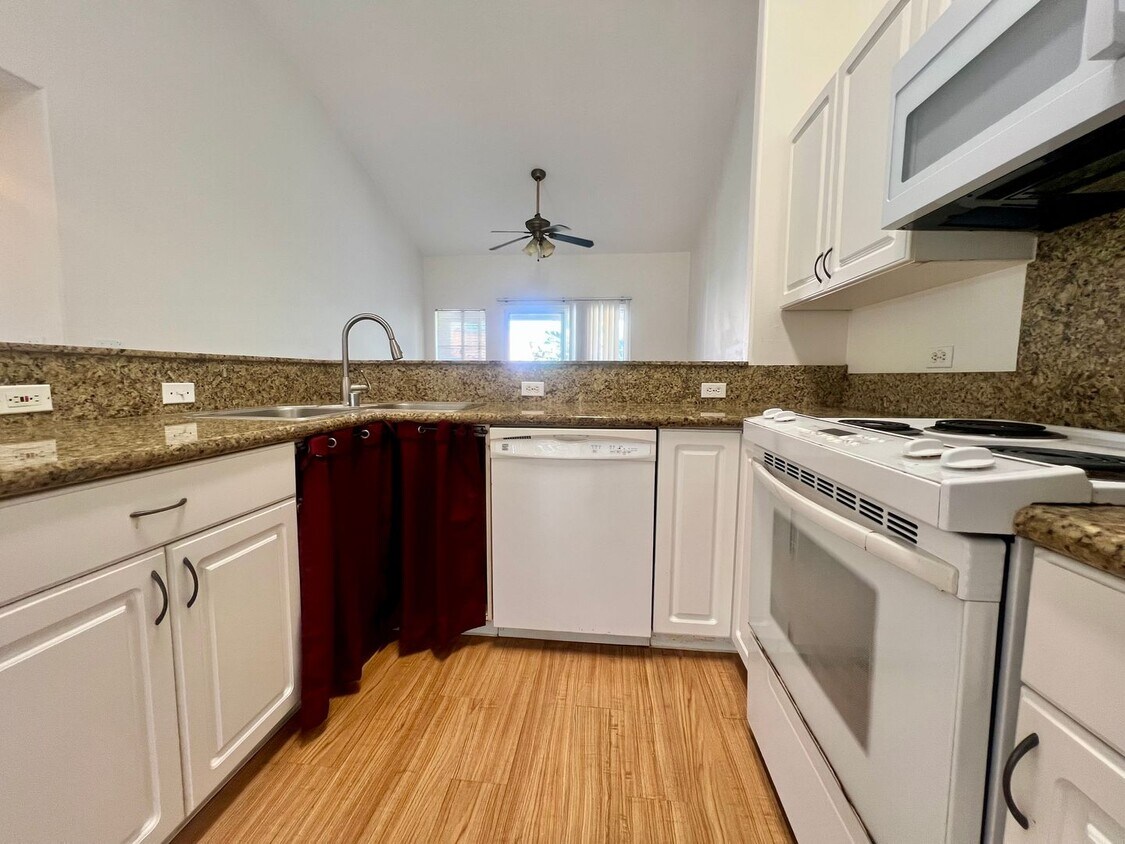 Foto principal - Unfurnished 3 bedroom 2 bath condo (top fl...
