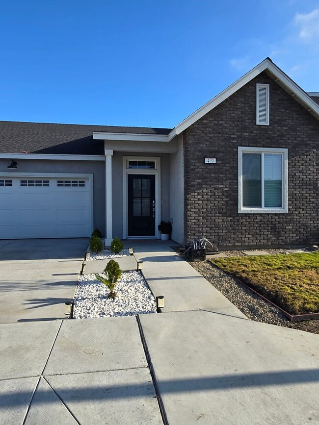 Building Photo - 470 University Dr