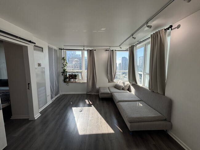 Photo - 345 N La Salle Dr Townhome