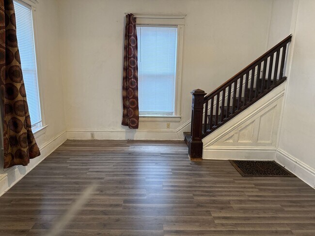 Foto del edificio - 404 W Washington St