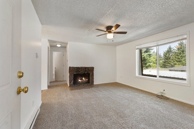 Building Photo - Spacious Apartment in Cozy Tacoma Neighbor...