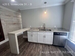 Building Photo - 420 E Vermilion St