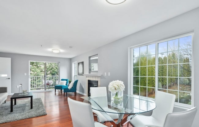 Building Photo - Beautiful 3bed 2bth 2nd floor end unit with view of fountain and pond.