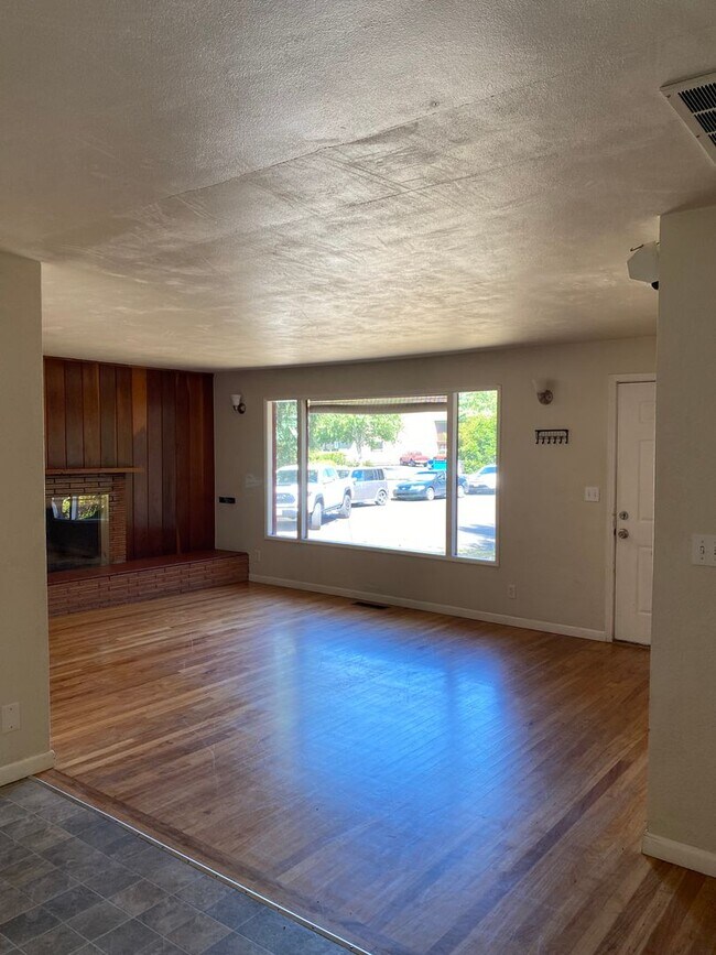 Building Photo - Charming 5-Bedroom Home with Backyard - Cl...