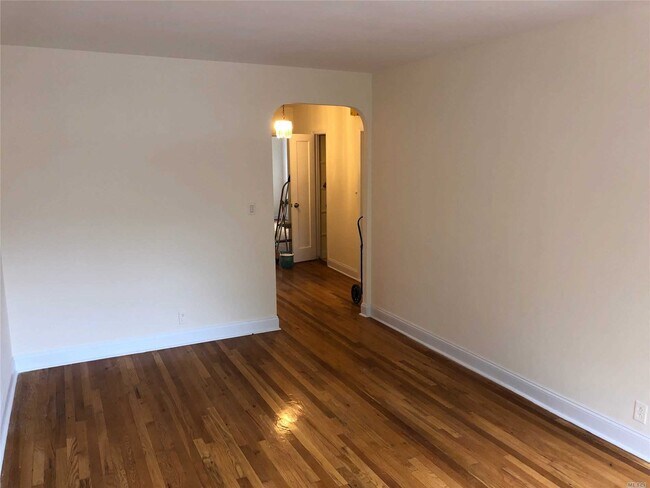 Building Photo - 141-15 70th Ave