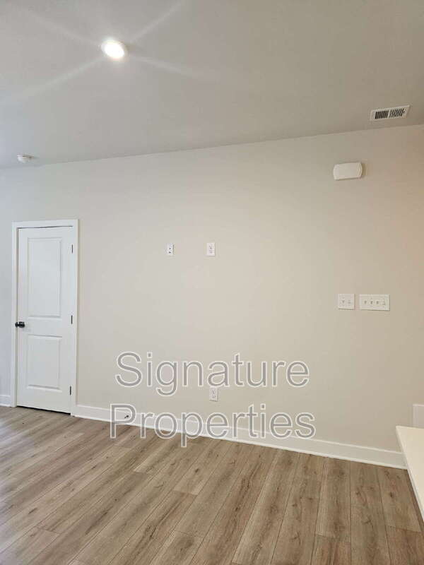 Foto del edificio - 8026 Lake Laurel Ln