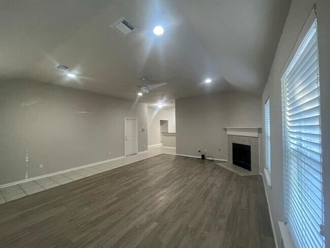 Building Photo - 6715 Lozier St