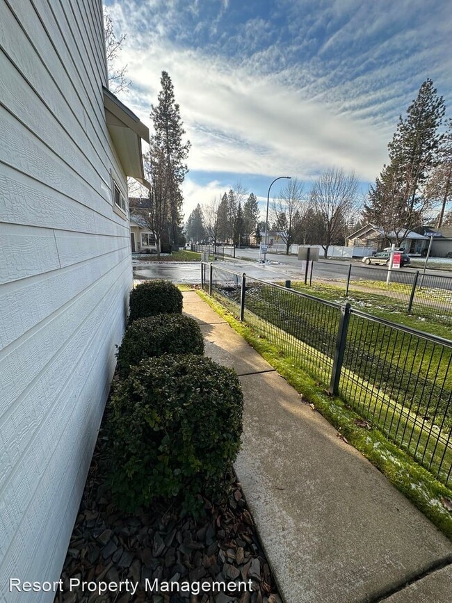 Building Photo - 3 br, 2.5 bath House - 852 Willow Lake Loop