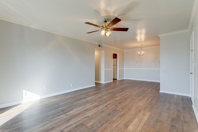 Building Photo - 370 Wallace Rd