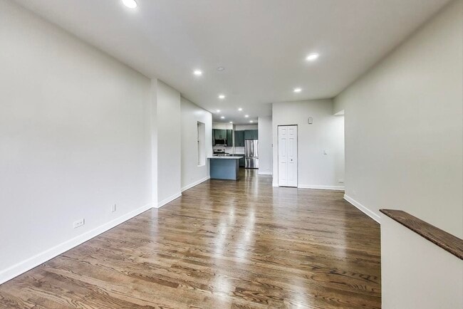 Building Photo - 2330 N Greenview Ave