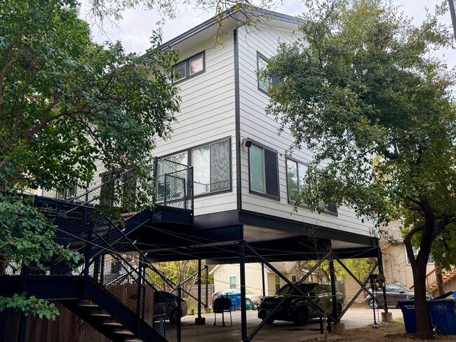 Building Photo - Remodeled 6 Bedroom in North Campus off Speedway