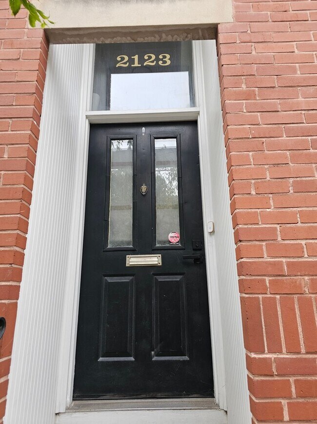 Foto del edificio - Wonderfully Remodeled Tri Level 3BR/2BTH Soulard Townhouse