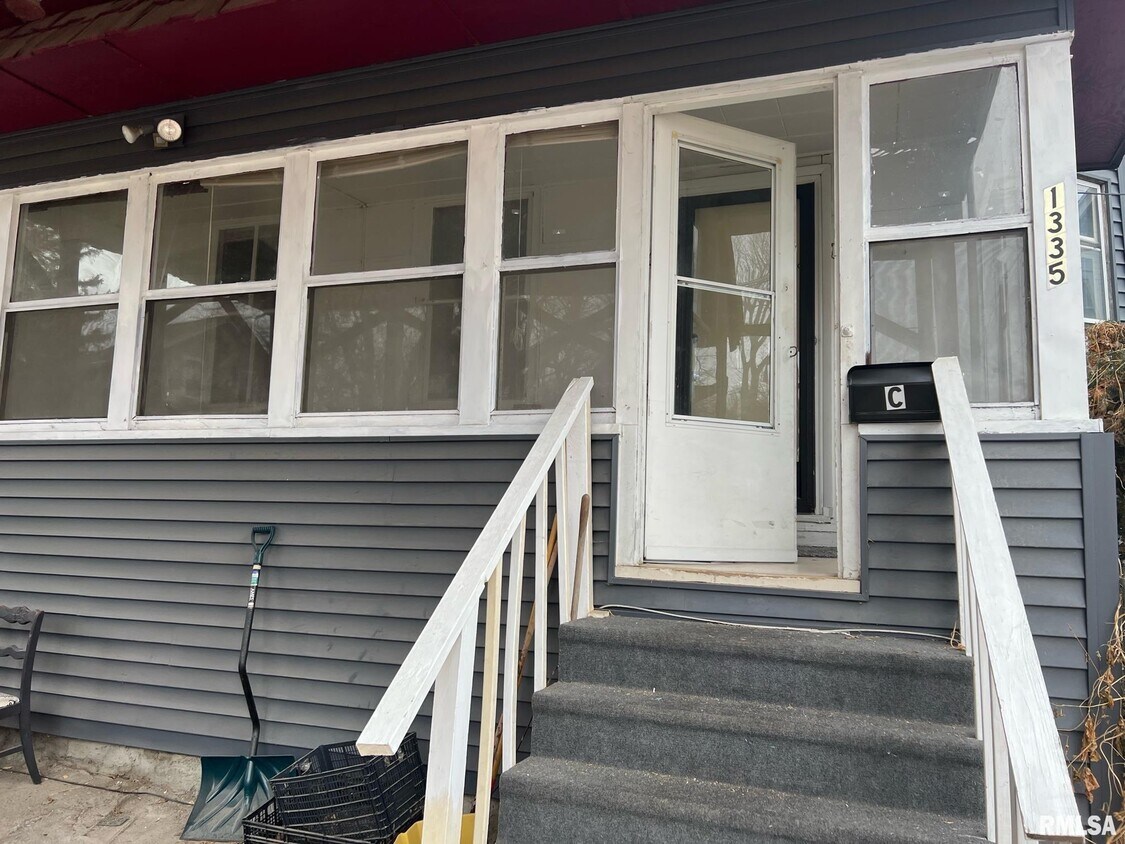 1335 E 9th St Unit C, Davenport, IA 52803 Room for Rent in Davenport