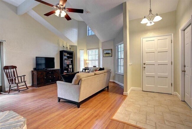 Building Photo - 3515 Meadowcrest Ln