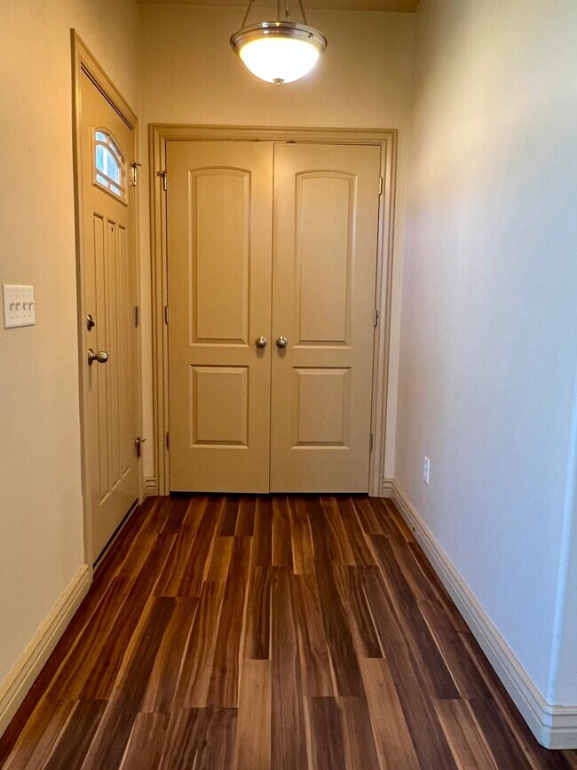 Foto del edificio - PRICE REDUCED:  LG 4-BED TOWNHOUSE NOW $1,995