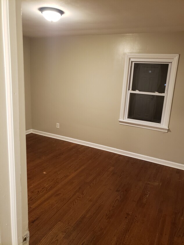 Room 1 - 368 Boyden Ave