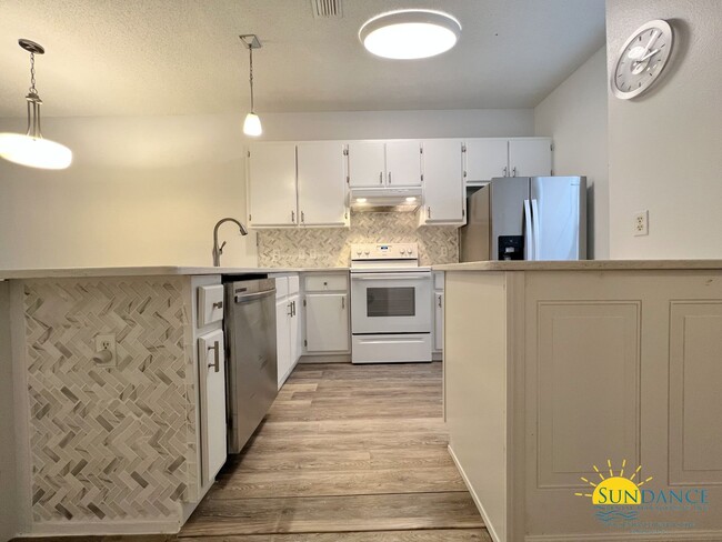 Building Photo - Great Townhouse with community pool!