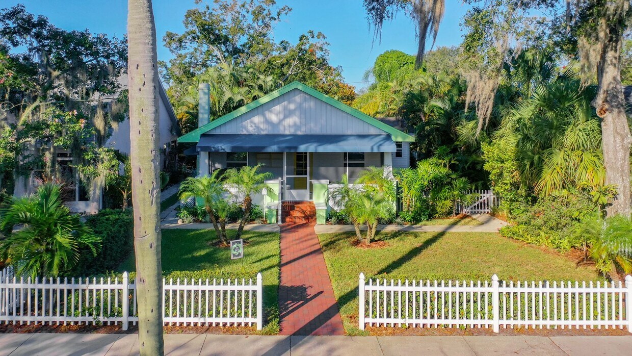 Charming two bedroom two bathroom cottage in North St. Petersburg Fully Updated. - Charming two bedroom two bathroom cottage in North St. Petersburg Fully Updated.