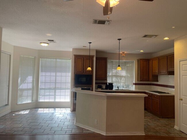 Building Photo - 4 Bedroom 2 Bathroom located in Santa Fe T...