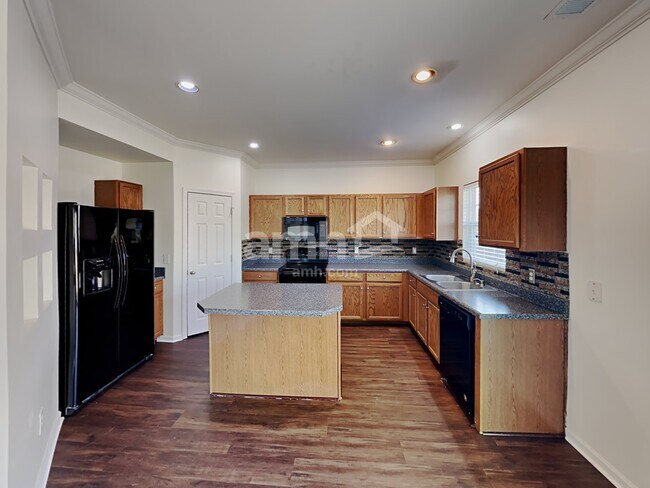 Foto del edificio - 661 Wolfeboro Ln