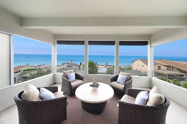 Foto del edificio - Gorgeous Contemporary Hilltop Laguna Beach...