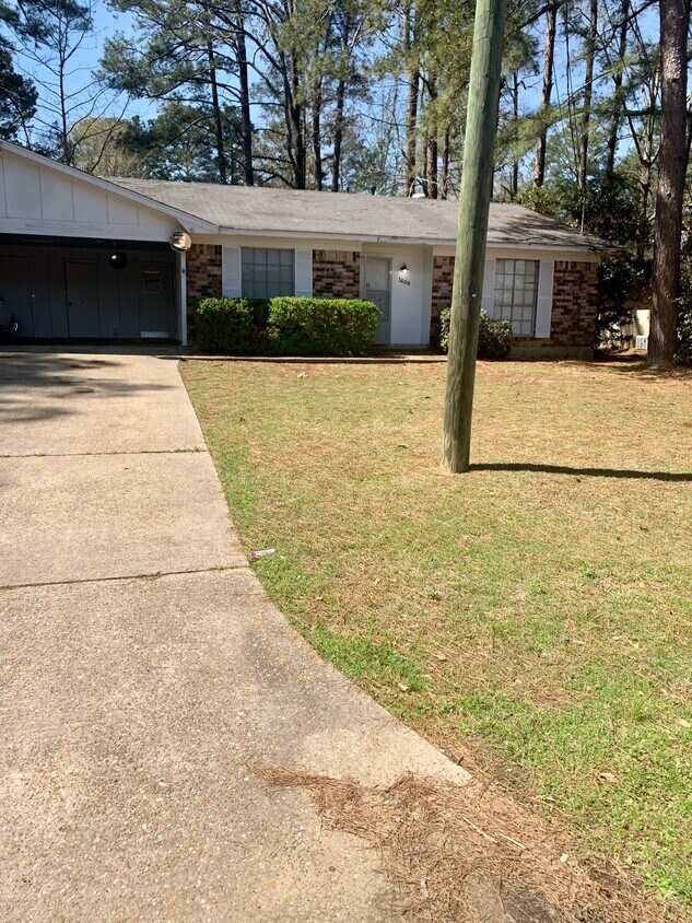 Primary Photo - 1406 Benton St