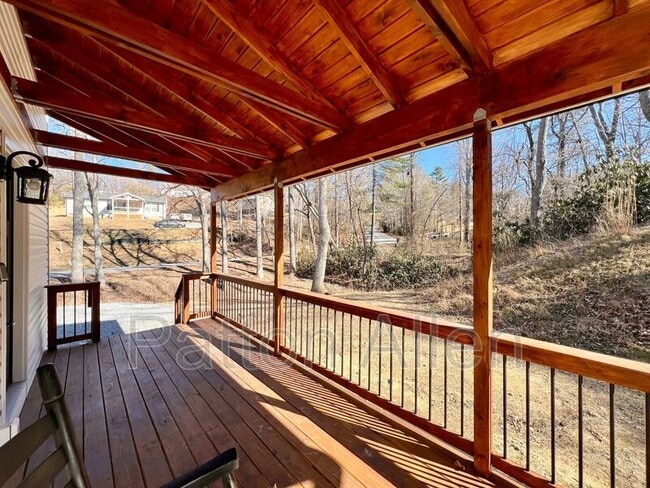 Foto del edificio - 305 Glenn Bridge Rd