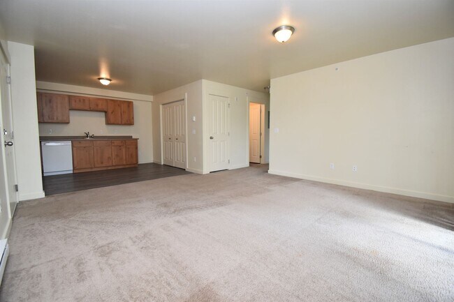 Foto del edificio - Centrally Located Second Floor 2b w/ Priva...
