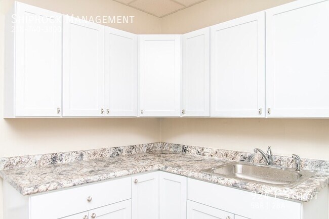 Building Photo - 924 E 5th St