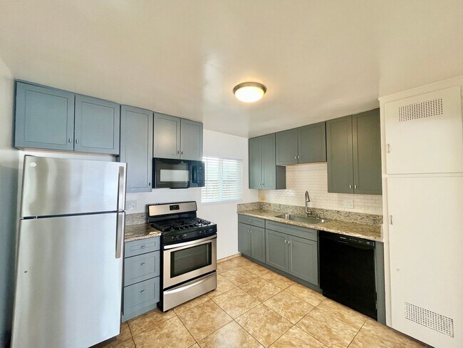 Foto del edificio - 2BD 1BA Apt Next to USD - Spacious Downstairs Unit, Pet Friendly, 1 Parking Space, No Carpet