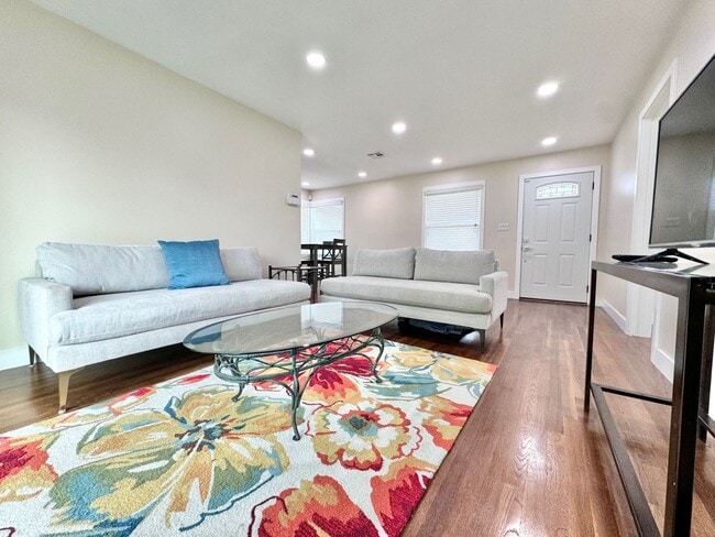 Foto del edificio - Charming & Fully Renovated 2-Bedroom Home ...