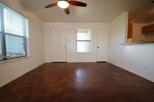 Foto del edificio - 8109-8111 Doreen Ave.