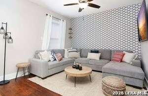 Foto del edificio - 230 E Thompson Pl