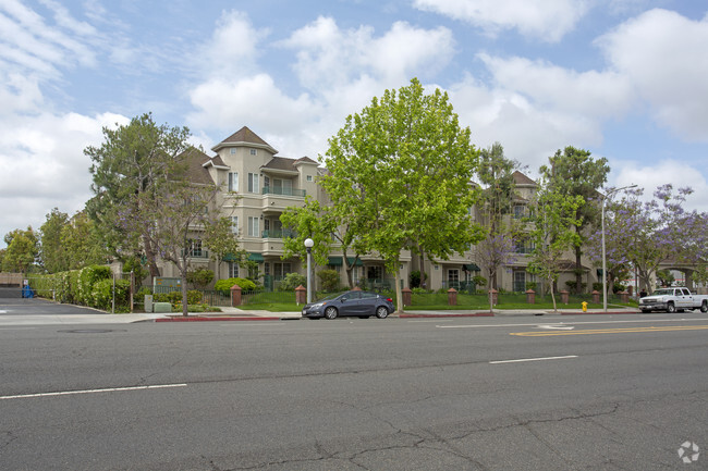 Vista al edificio - Cypress Pointe Senior Community