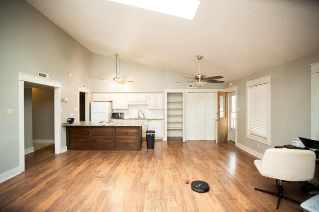 Building Photo - 14112 High Point Dr