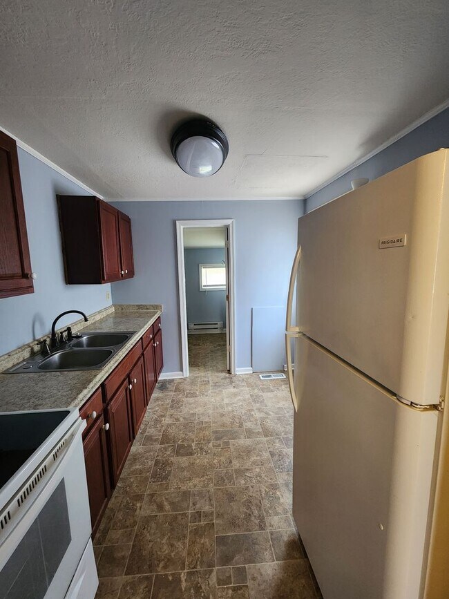 Building Photo - 2 Bedroom Single Family Home
