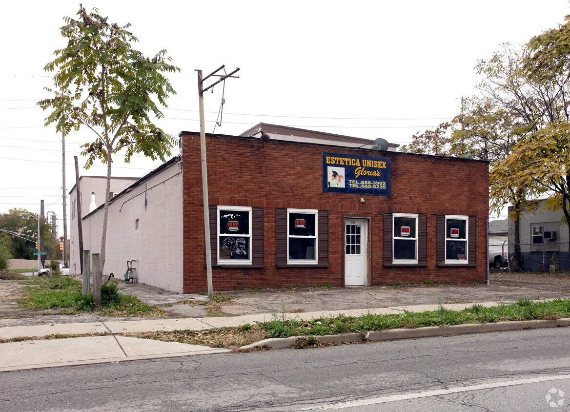 Primary Photo - 3030-3032 Southeastern Ave
