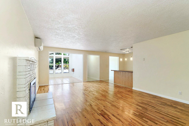 Building Photo - Sunlight & Sunrooms 2 Bedroom -  1 Full Ba...