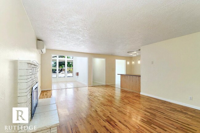 Building Photo - Sunlight & Sunrooms 2 Bedroom -  1 Full Bath - Fireplace