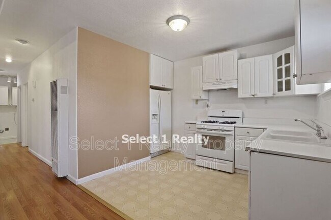 Building Photo - 941 W Cypress Rd