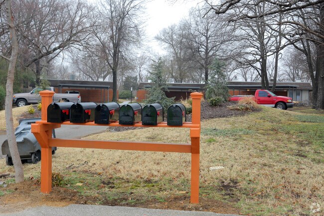 Foto del edificio - 5301-5305 E 32nd Pl