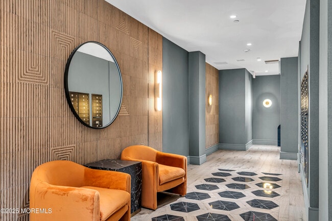 Building Photo - 527 Bangs Ave