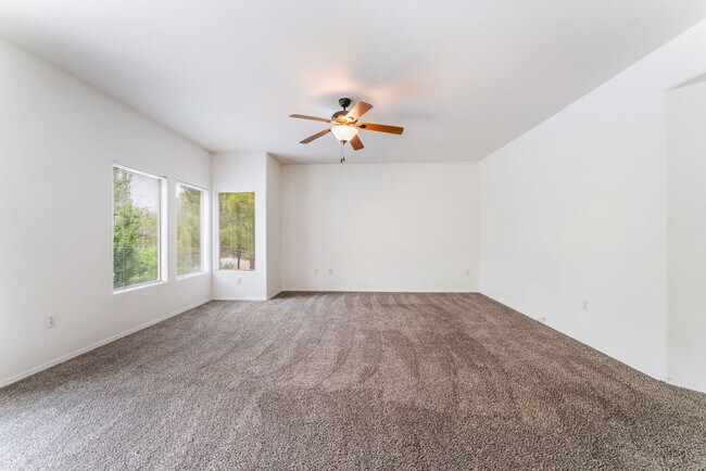 Foto del edificio - Beautiful, upgraded 2 story townhouse unit...